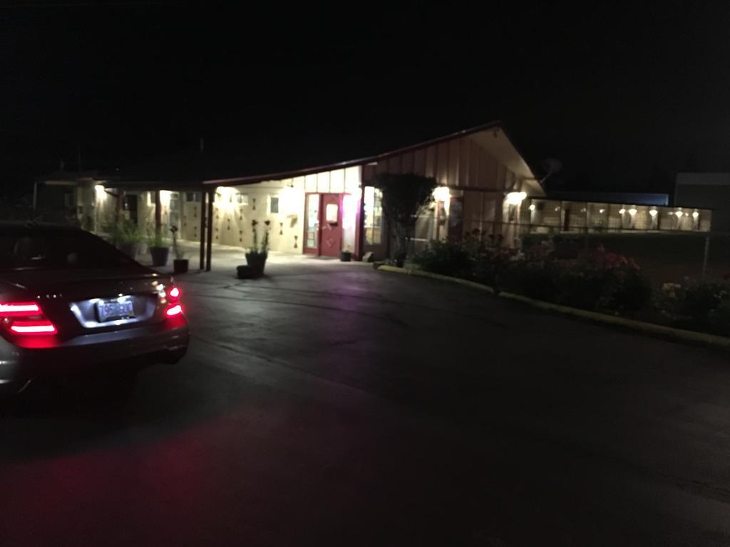 Budget Inn Motel Woodburn Exterior photo